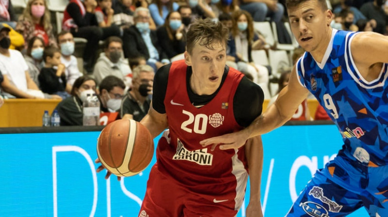 Kaspars Vecvagars ar bumbu. Foto: Bàsquet Girona