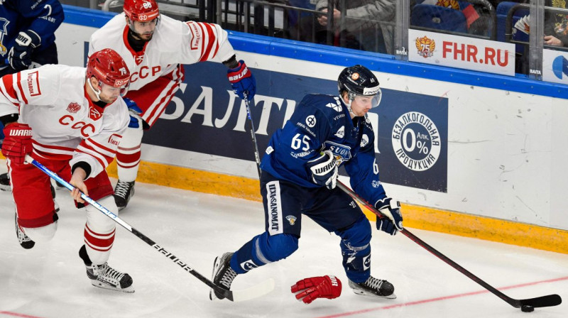 Somijas izlases uzbrucējs Sakari Manninens (Nr. 65) ar ripu spēlē pret Krieviju. Foto: AFP/Scanpix