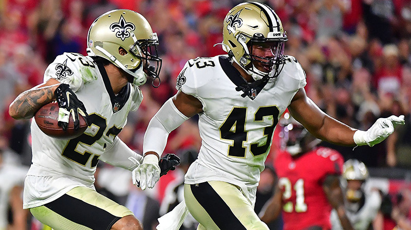 "Saints" aizsargi Maršons Latimors (#23) un Markuss Viljamss (#43). Foto: AFP/Scanpix