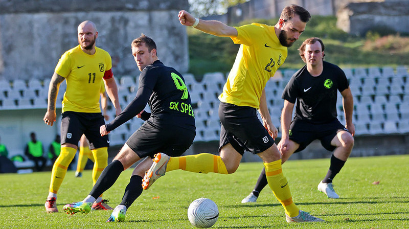 "Karostas" futbolists Juris Kučma (#23) cīņā par bumbu. Foto: Jānis Līgats