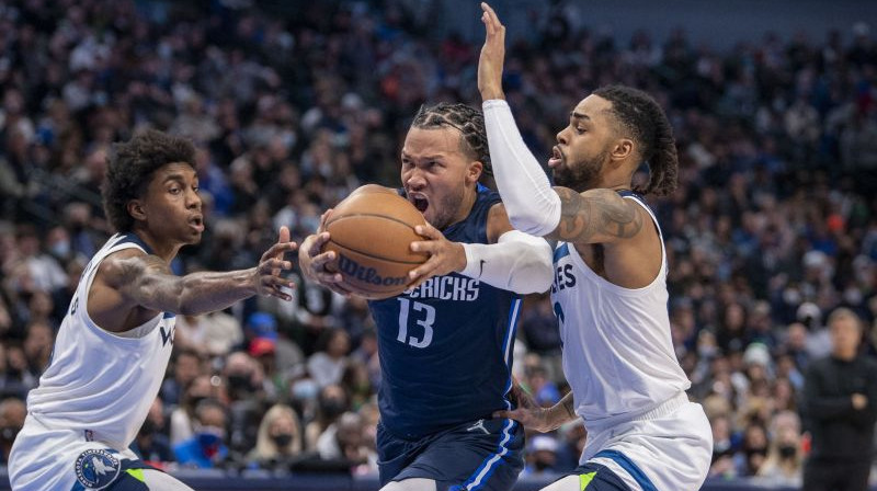 Džeilens Bransons (vidū) un Diandželo Rasels. Foto: USA Sports Today/Scanpix