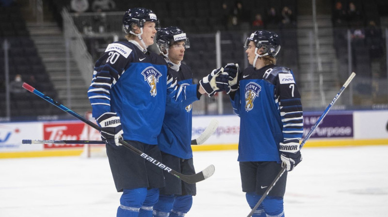 Samuels Heleniuss (Nr. 20) un citi Somijas U20 izlases hokejisti svin vārtu guvumu. Foto: Jason Franson/Zumapress.com/Scanpix