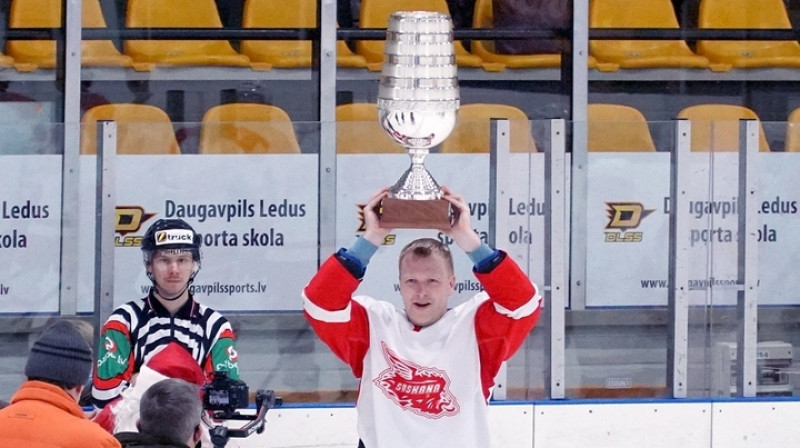 Andrejs Elksniņš ar kausu. Foto: Margarita Vigule, gorod.lv