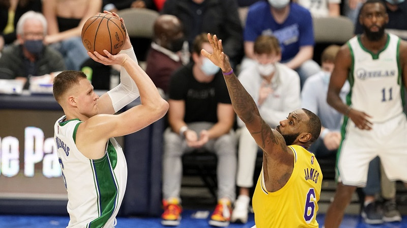 Kristaps Porziņģis: tālmetiens pāri Lebrona Džeimsa rokām 2021. gada 15. decembrī. Foto: AP/Scanpix