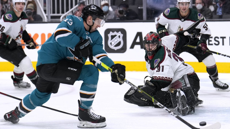 Sanhosē "Sharks" uzbrucējs Niks Bonino izdara rezultatīvu metienu. Foto: Tony Avelar/AP/Scanpix