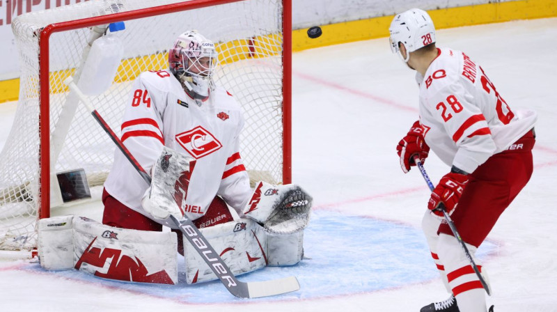 Maskavas "Spartak" vārtsargs Aleksejs Krasikovs atvairot metienu. Foto: Peter Kovalev/TASS/Scanpix