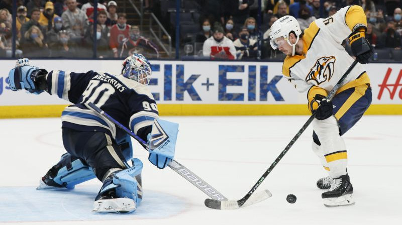 Elvis Merzļikins un Raiens Johansens. Foto:AP/Scanpix