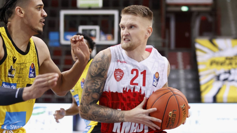 Aigars Šķēle ar bumbu. Foto: imago images/HMB-Media/Scanpix