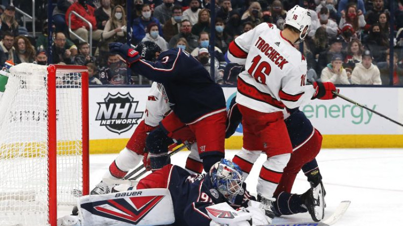 Cīņa pie Elvja Merzļikina vārtiem. Foto: USA Today Sports/Scanpix