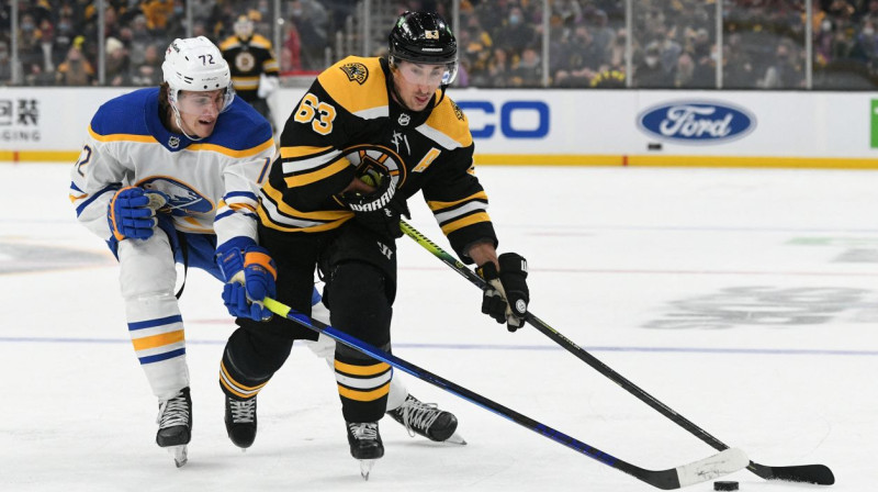 Bostonas "Bruins" uzbrucējs Breds Maršāns ar ripu spēlē pret Bufalo "Sabres". Foto: Brian Fluharty/USA Today Sports/Scanpix