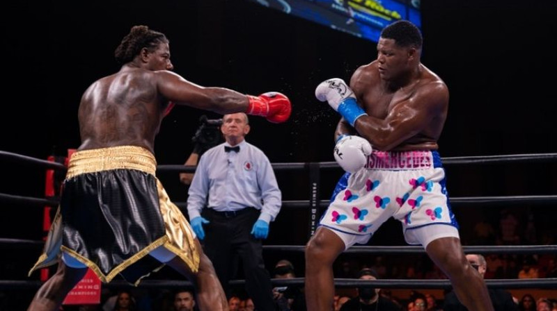 Luiss Ortiss cīņā pret Čārlzu Mārtinu. Foto: Ryan Hafey/BoxingScene