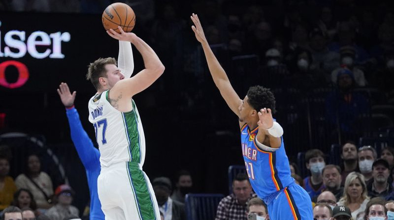 Luka Dončičs un Ārons Viginss. Foto: AP/Scanpix