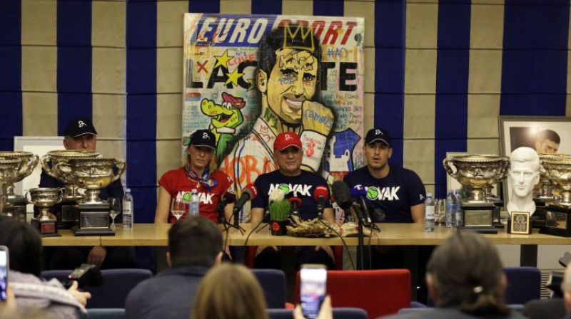 Novaka Džokoviča māte Diana, tēvs Srdžans un brālis Džordže preses konferencē Belgradā. Foto: EPA/Scanpix