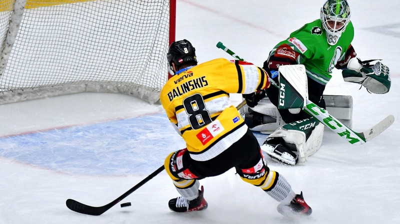 Uvis Balinskis uzbrūk. Foto: Jan Pavlíček / Mladá Boleslav