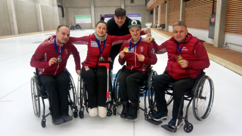 No kreisās: Agris Lasmans, Poļina Rožkova, Arnis Veidemanis, Sergejs Djačenko, Ojārs Briedis
Publicitātes foto