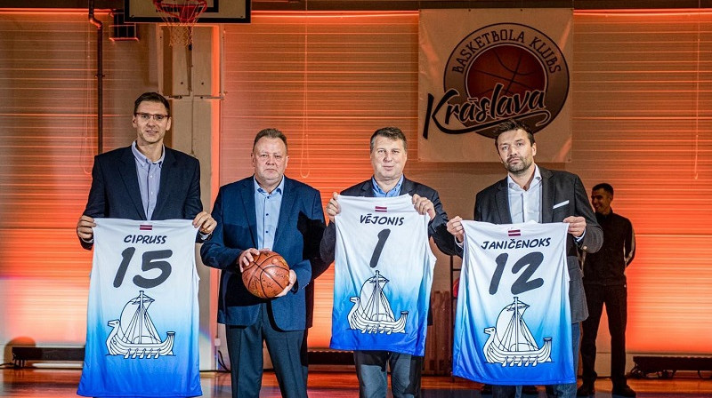 Kaspars Cipruss, Gunārs Upenieks, Raimonds Vējonis un Kristaps Janičenoks 2020. gada septembrī Krāslavā. Foto: Basket.lv