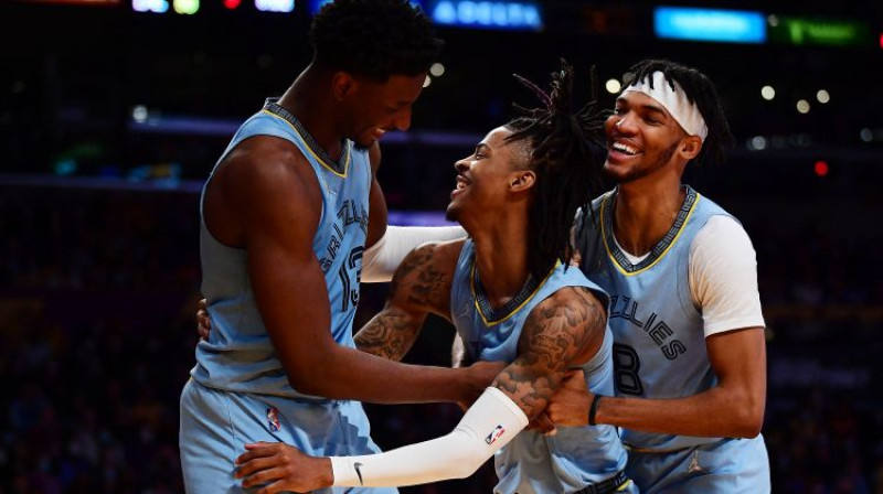 Džā Morants saņem komandas biedru apsveikumus. Foto: USA TODAY Sports/Scanpix