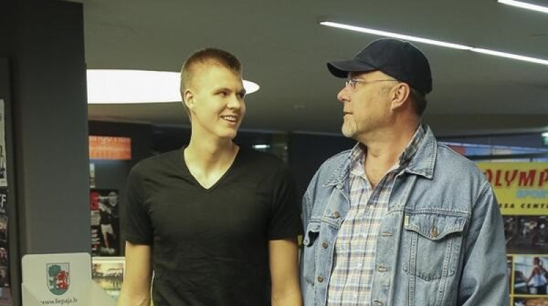 Kristaps Porziņģis un Arvīds Sabonis 2014. gadā Liepājas Olimpiskajā centrā. Foto: Mārtiņš Sīlis