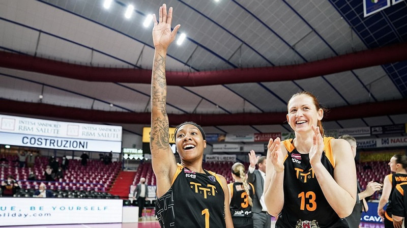 Džesmina Tomasa un Aija Klakocka 2022. gada 12. janvārī Venēcijā. Foto: EuroLeague Women