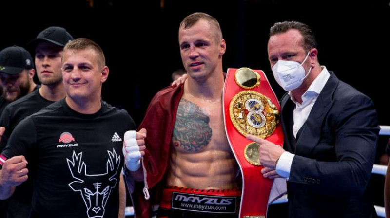Dmitrijs Šiholajs, Mairis Briedis un Kalle Zauerlands. Foto: Boriss Simsons/LNK Boxing
