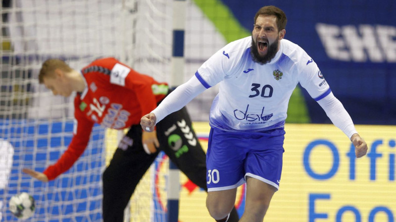Krievijas izlases handbolists Aleksandrs Jermakovs svin vārtu guvumu. Foto: Reuters/Scanpix