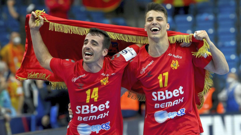 Melnkalnes izlases handbolisti Milošs Vujovičs (Nr. 14) un Vasilje Kaludžerovičs (Nr. 17) svin uzvaru. Foto: Zsolt Czegledi/AP/Scanpix