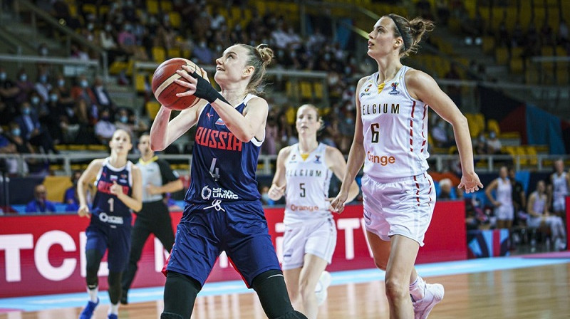 Raisa Musina (Krievija) un Antonija Delaere (Beļģija) 2021. gada jūnijā. Foto: EuroBasket Women