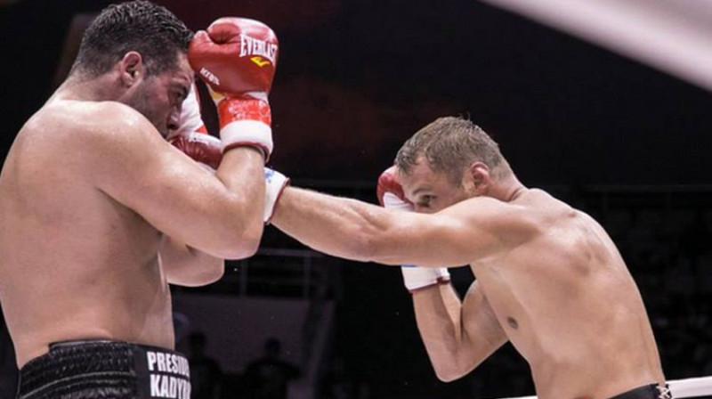Manuels Čarrs 2015. gadā pret Mairi Briedi. Foto: Foto: Akhmat Fight Show Facebook