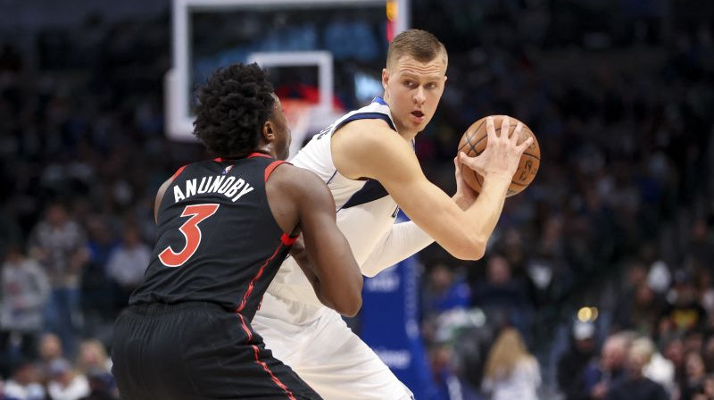 Oudžī Anunobī un Kristaps Porziņģis. Foto: USA Sports Today/Scanpix