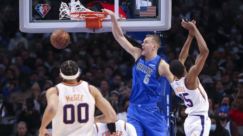 Kristaps Porziņģis triec bumbu Fīniksas grozā. Foto:USA Sports Today/Scanpix