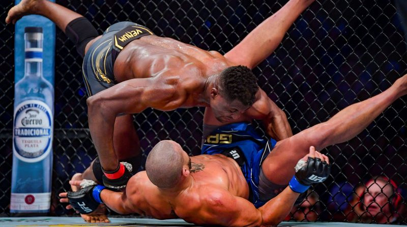 Fransiss Nganū nogāž zemē Sirilu Ganu. Foto: USA Today Sports/Scanpix