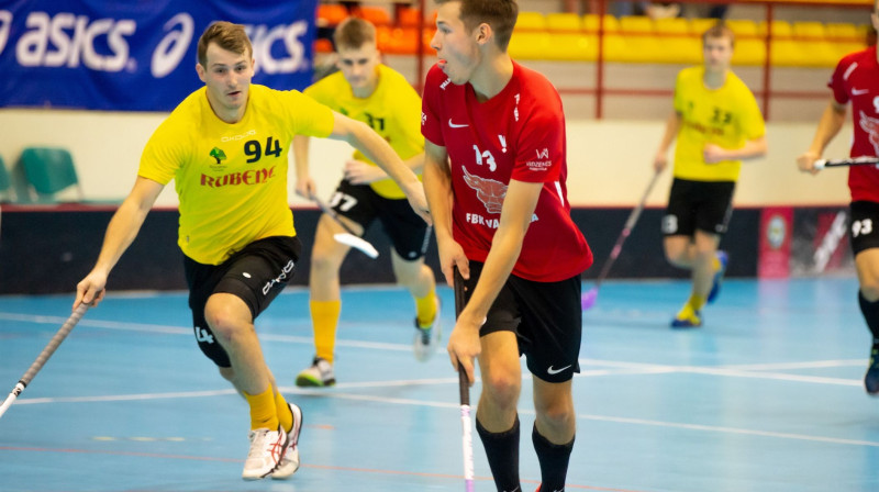 Juris Zilberts pret Lauri Alvi Stipro
Foto: Floorball.lv