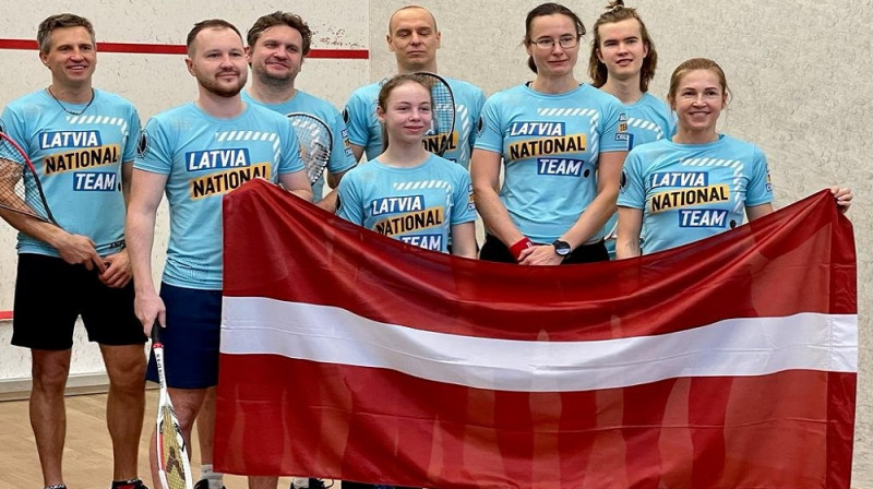 Uzvaru izcīnījusī Latvijas izlase. Foto: Latvijas skvoša federācija.