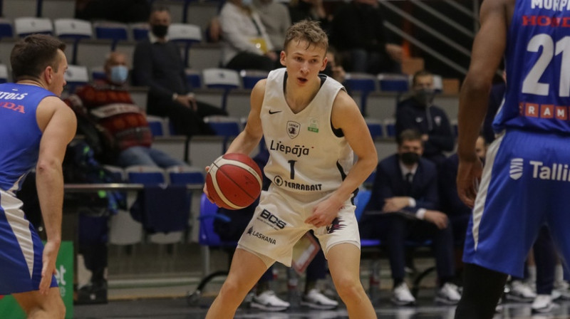 Juris Vītols ar bumbu. Foto: Ģirts Gertsons/estlatbl.com