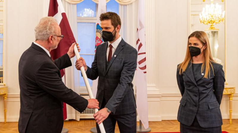 Latvijas prezidents Egils Levits un Latvijas karognesēji Lauris Dārziņš un Elīza Tīruma. Foto: LOK/ Mikus Kļaviņš
