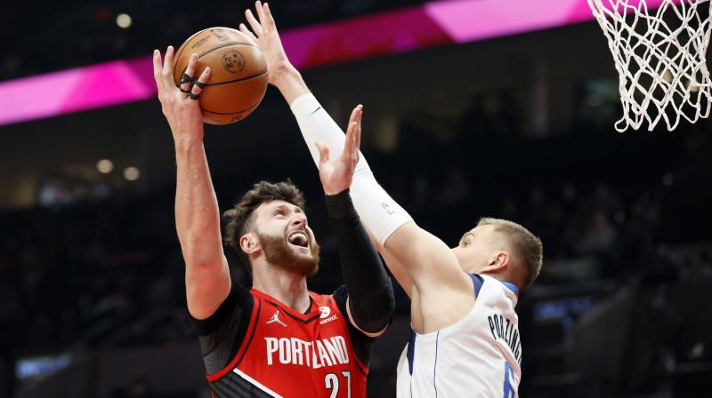 Jusufs Nurkičs un Kristaps Porziņģis. Foto: AFP/Scanpix