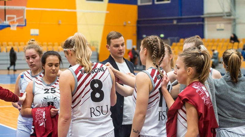 Matīss Rožlapa un RSU spēlētājas. Foto: Basket.lv