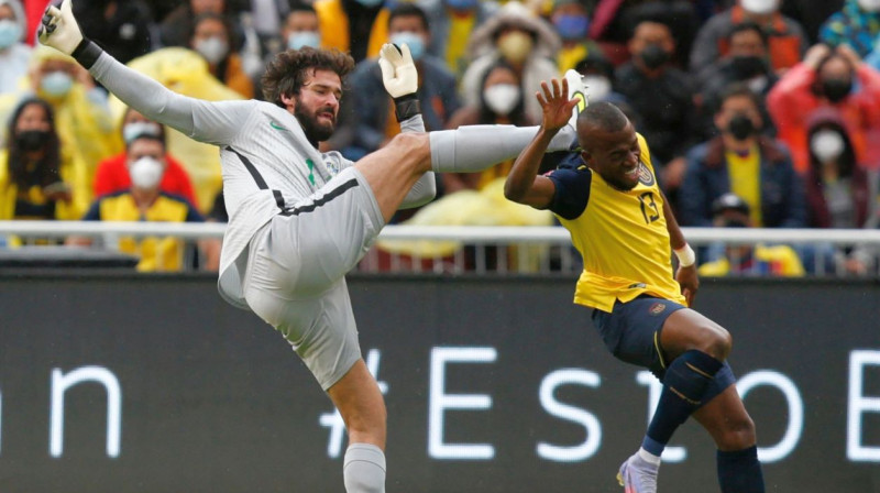 Brazīlijas izlases vārtsargs Alisons Bekers veic pārkāpumu pret ekvadorieti. Foto: Santiago Arcos/AFP/Scanpix