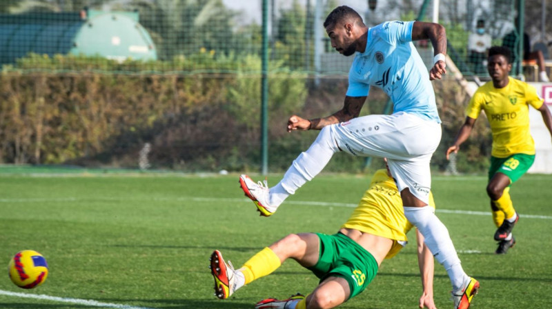 "Riga" uzbrucējs Gabriels Ramoss izdara rezultatīvu sitienu. Foto: Zigismunds Zālmanis/Riga FC