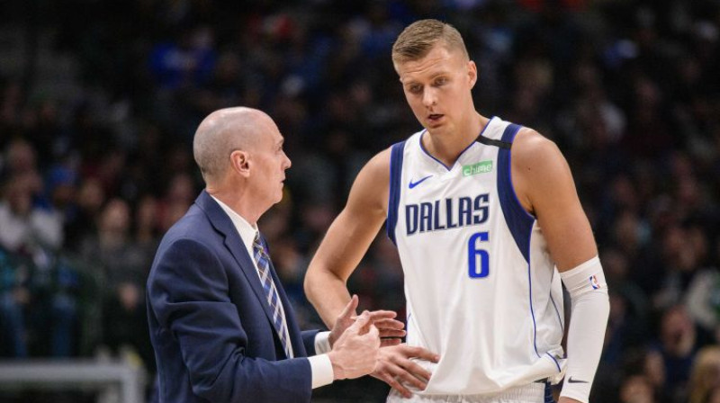 Bijušais "Mavericks" treneris Riks Kārlails un Kristaps Porziņģis. Foto: USA TODAY Sports/Scanpix