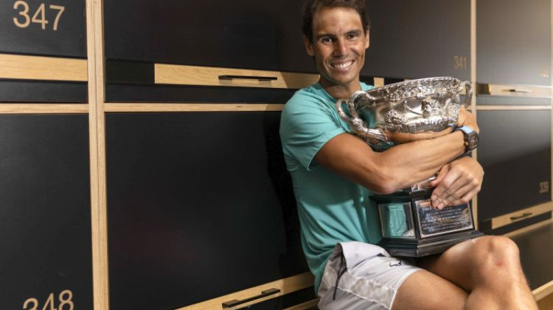 Rafaels Nadals ar izcīnīto trofeju. Foto: AP/Scanpix