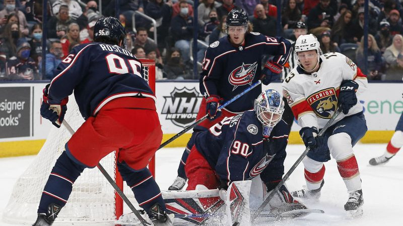 Elvis Merzļikins darbībā (centrā). Foto: USA Sports Today/Scanpix