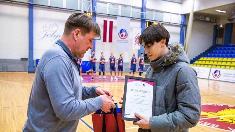 Ilvis Hugo Eihentāls saņem balvas no Jelgavas pašvaldības iestādes "Sporta servisa centrs" direktora Jura Kaminska. Foto: Jelgava.lv