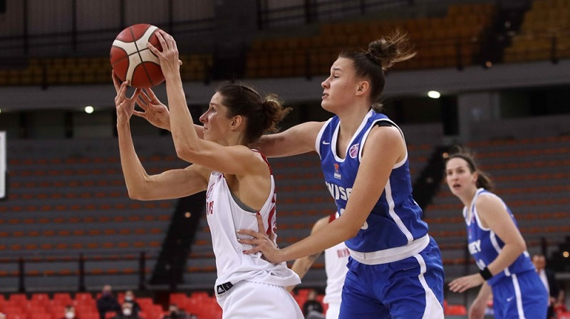 Kristīne Vītola cīņā ar Krasnojarskas "Enisey" spēlētāju Annu Pačurinu. Foto: EuroCup Women