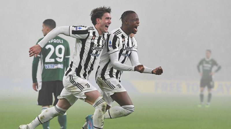 ''Juventus'' jaunpienācēji Vlahovičs un Zakarija. Foto: SPO/Scanpix