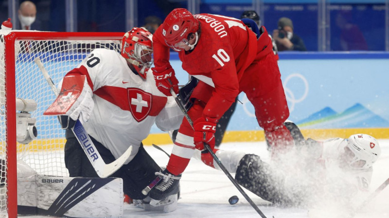 Cīņa pie Šveices izlases vārtsarga Reto Berras vārtiem. Foto: David Cerny/Reuters/Scanpix