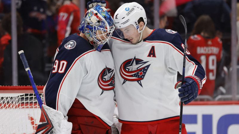 Elvijs Merzļikins un Zaks Varenskis. Foto: USA Sports Today/Scanpix