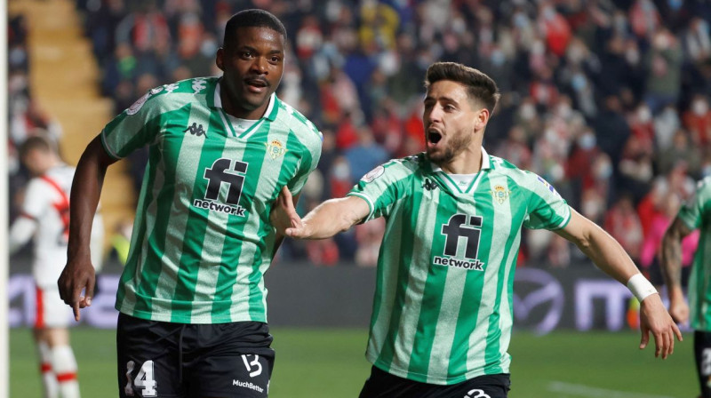 Seviļas "Real Betis" futbolisti Viljams Karvalju un Alekss Moreno svin vārtu guvumu. Foto: Juanjo Martin/EPA/Scanpix