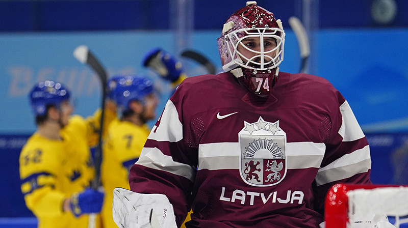Ivars Punnenovs pret zviedriem ielaida trīs ripas. Foto: AP/Scanpix