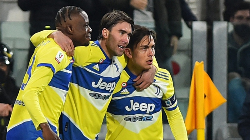 No kreisās: Deniss Zakarija, Dušans Vlahovičs un Paulo Dibala. Foto: Reuters/Scanpix